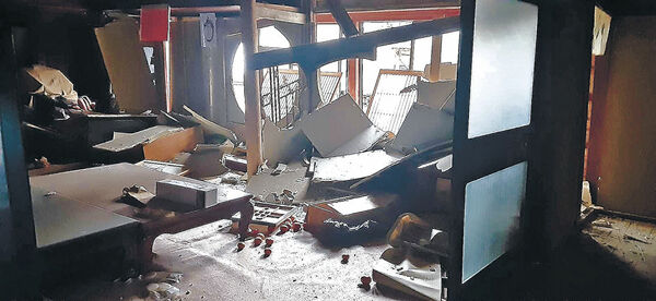 損壊した珠洲市の大兼政さん方。戸や土壁が崩れ、家が傾いている＝３日（大兼政さん提供）